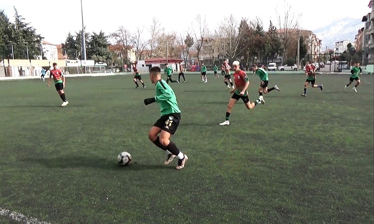 Genç horozlar, lige verilen arayı çalışarak geçiriyor