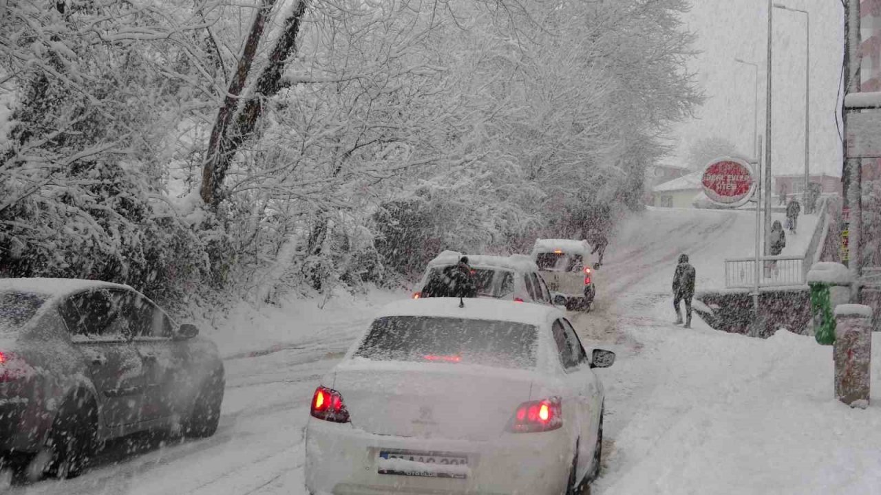 Doğu Karadeniz’de kar nedeniyle bin 210 köy ve mahalle yolu kapandı