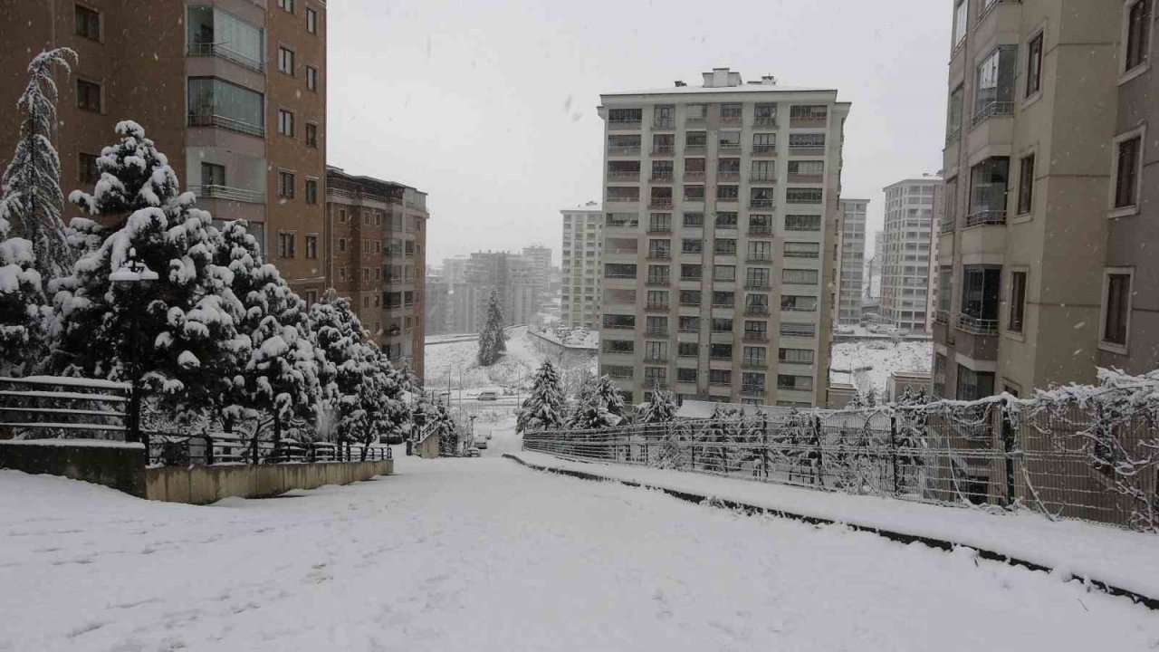 Doğu Karadeniz’de kar nedeniyle bin 210 köy ve mahalle yolu kapandı