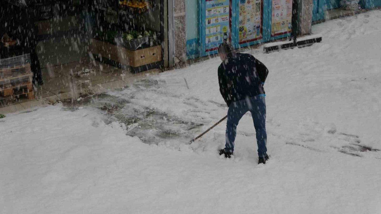 Doğu Karadeniz’de kar nedeniyle bin 210 köy ve mahalle yolu kapandı