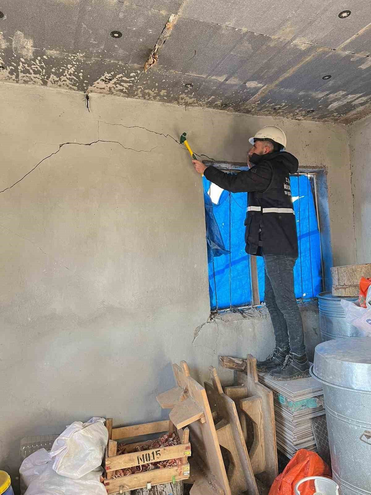 Uzmanlar deprem alanında hasar tespit çalışmalarını sürdürüyor