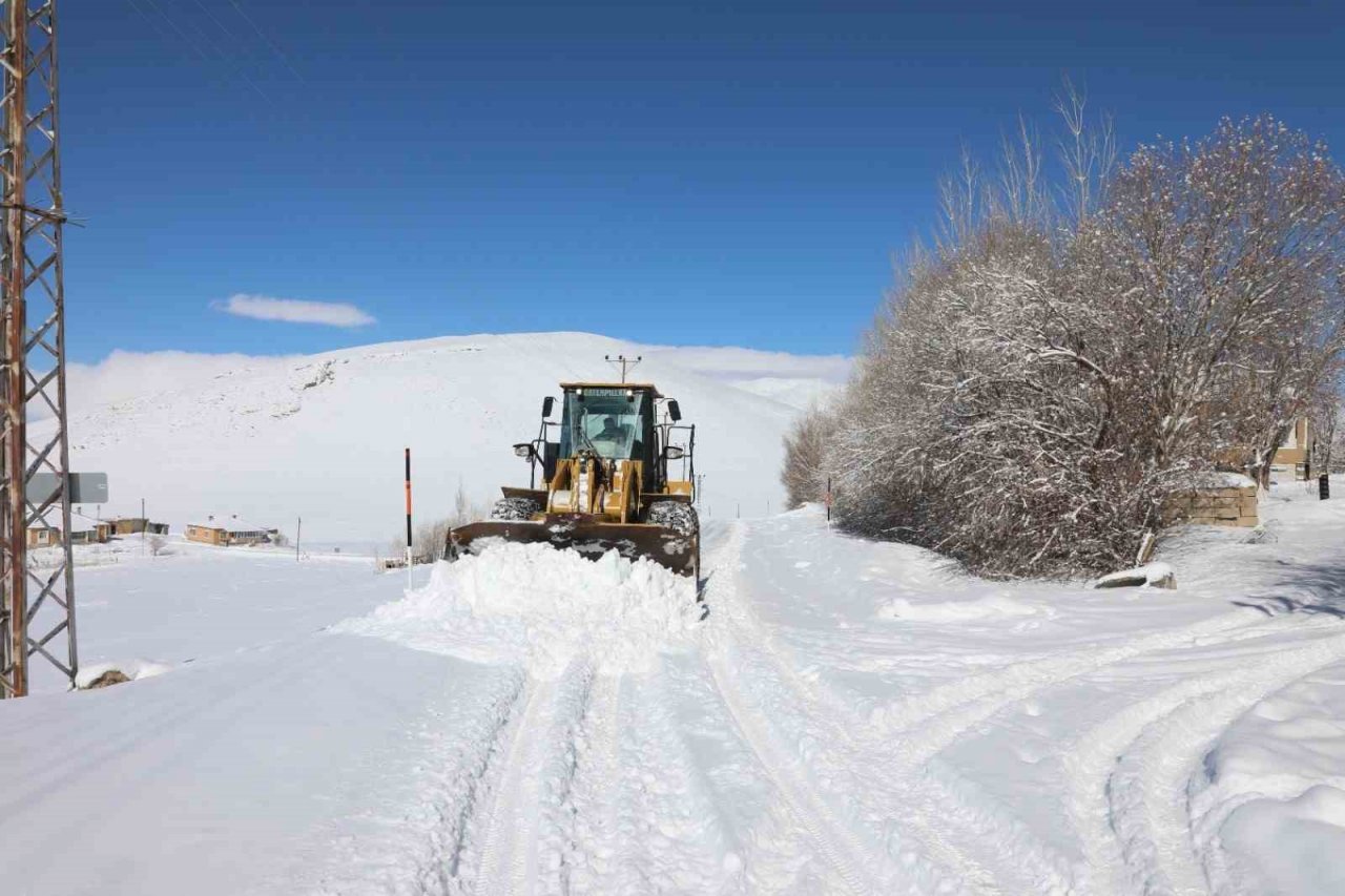Gürpınar Belediyesi karla mücadele çalışmalarını aralıksız sürdürüyor