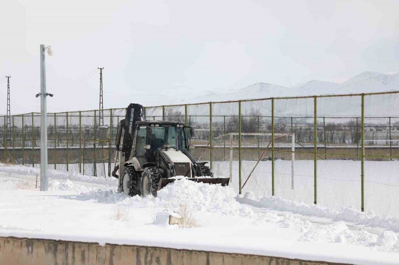 Gürpınar Belediyesi karla mücadele çalışmalarını aralıksız sürdürüyor