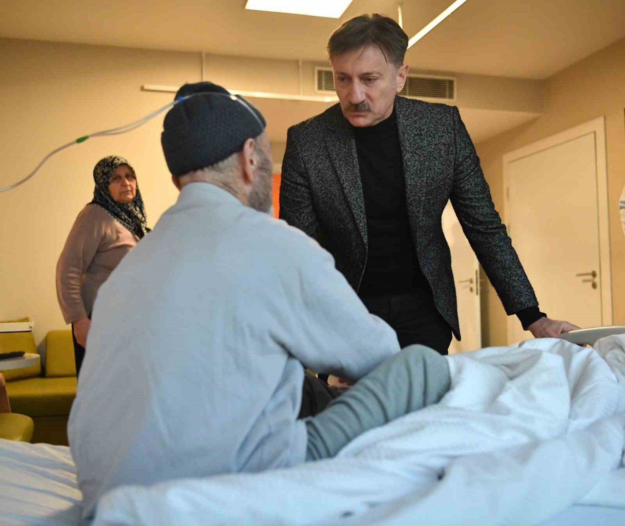 Bahçelievler’de tedavileri süren yaralı depremzedeler ziyaret edildi