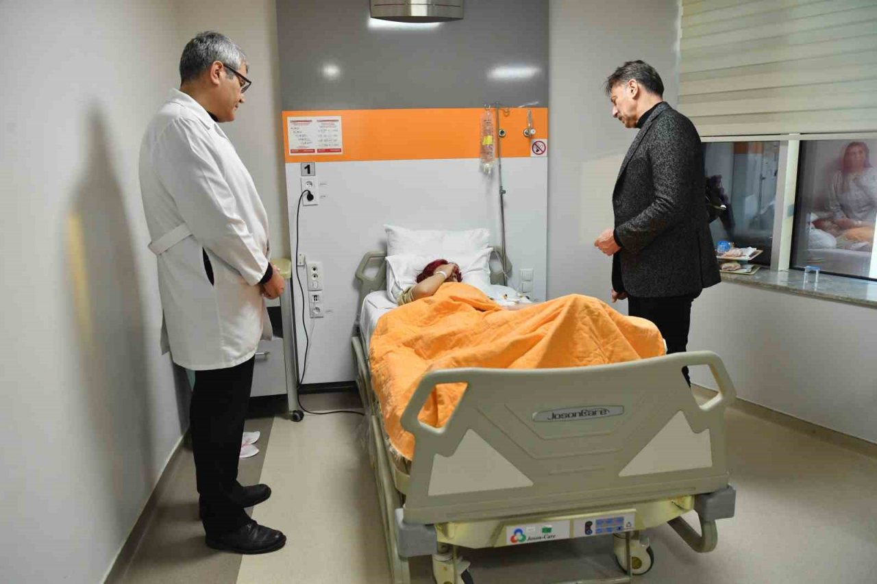 Bahçelievler’de tedavileri süren yaralı depremzedeler ziyaret edildi