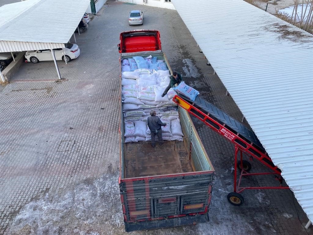 Afet bölgesindeki besiciler için yem desteği sürüyor