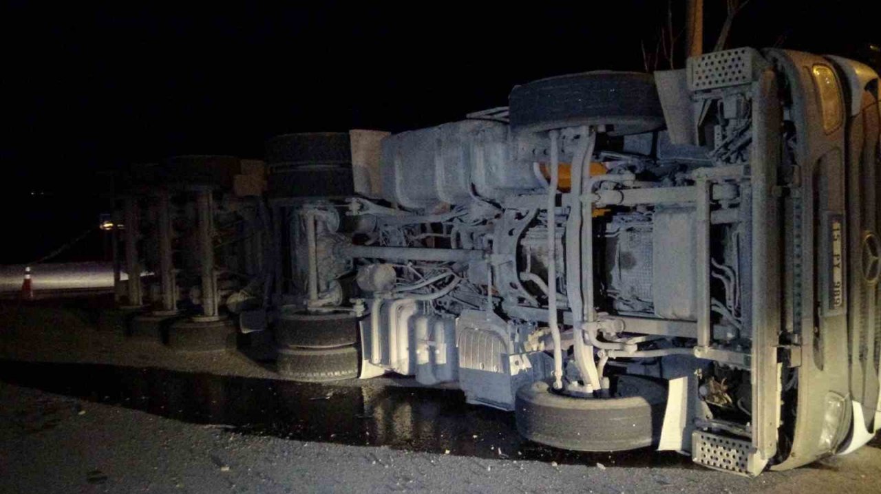 Afyonkarahisar’da toprak yüklü kamyon devrildi, bir kişi yaralandı