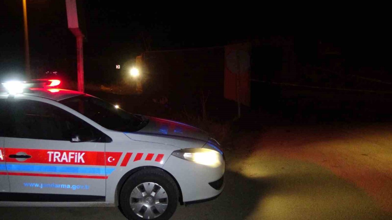 Afyonkarahisar’da toprak yüklü kamyon devrildi, bir kişi yaralandı