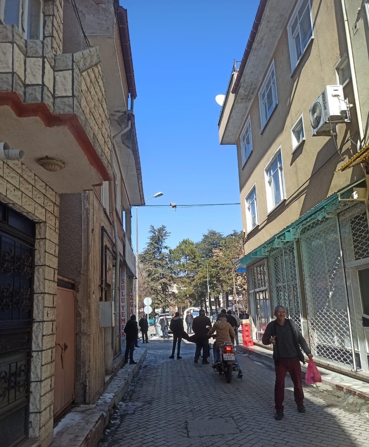 Elektrik tellerinde mahsur kalan kedinin imdadına vatandaşlar yetişti