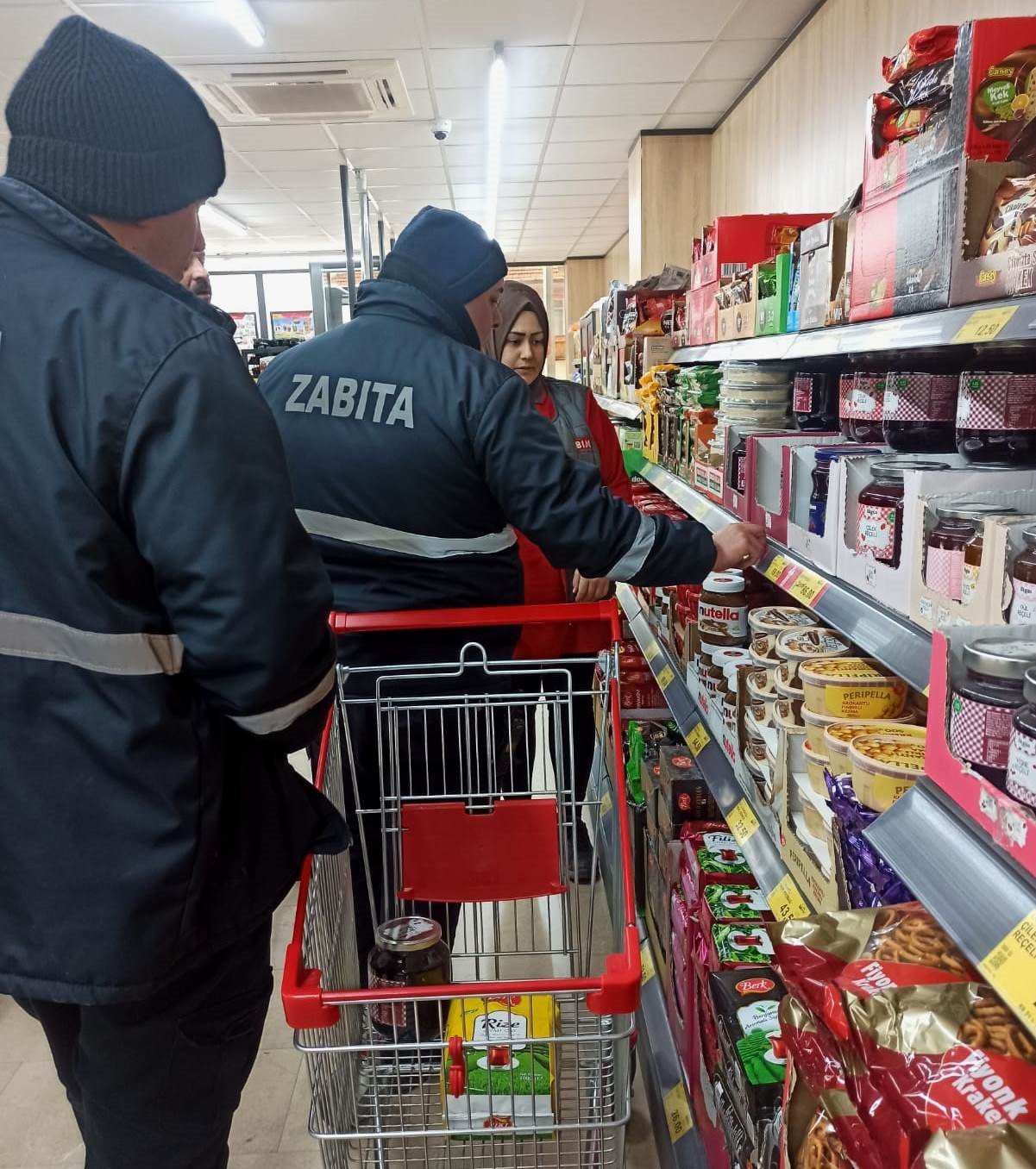 Altınova’da marketler gözetim altında