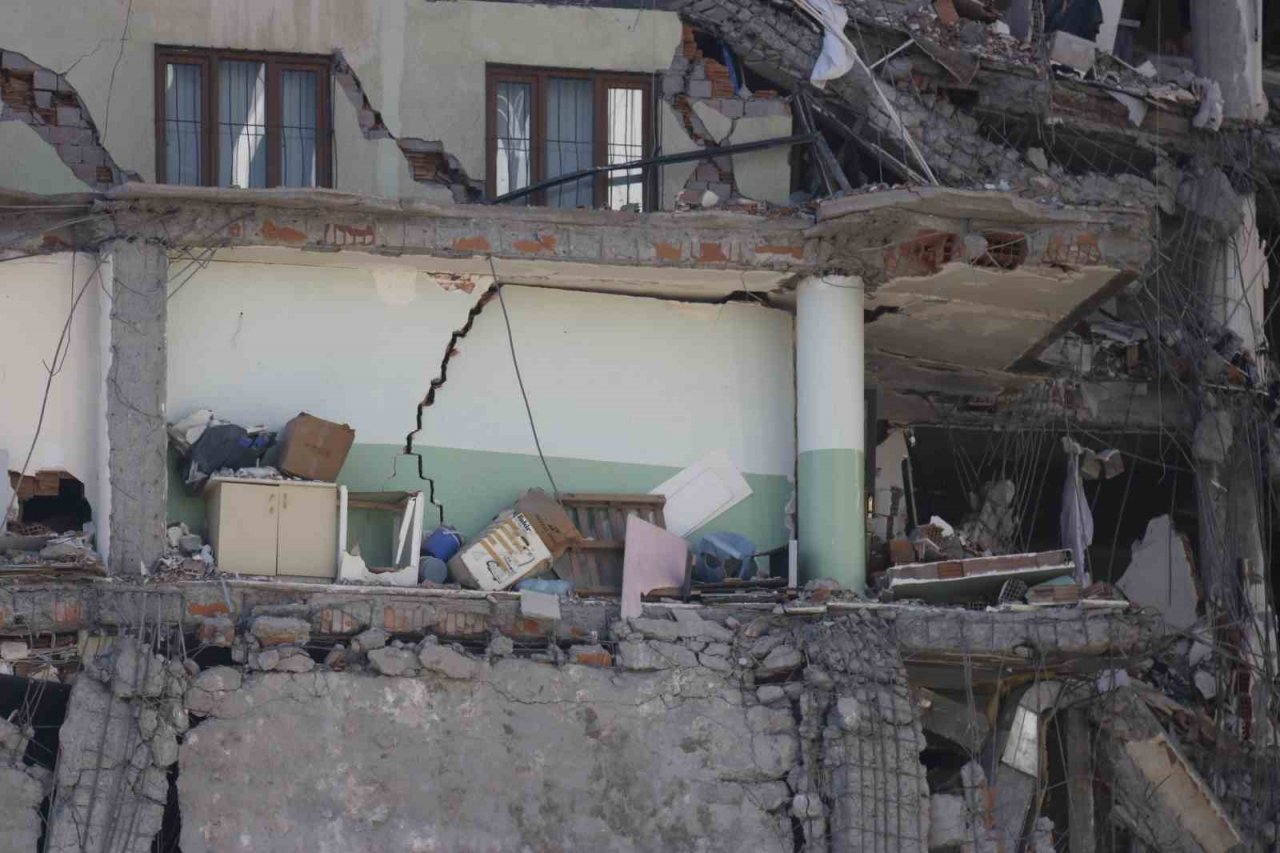 Galeria İş Merkezi enkazında 8 vatandaş için çalışmalar devam ediyor