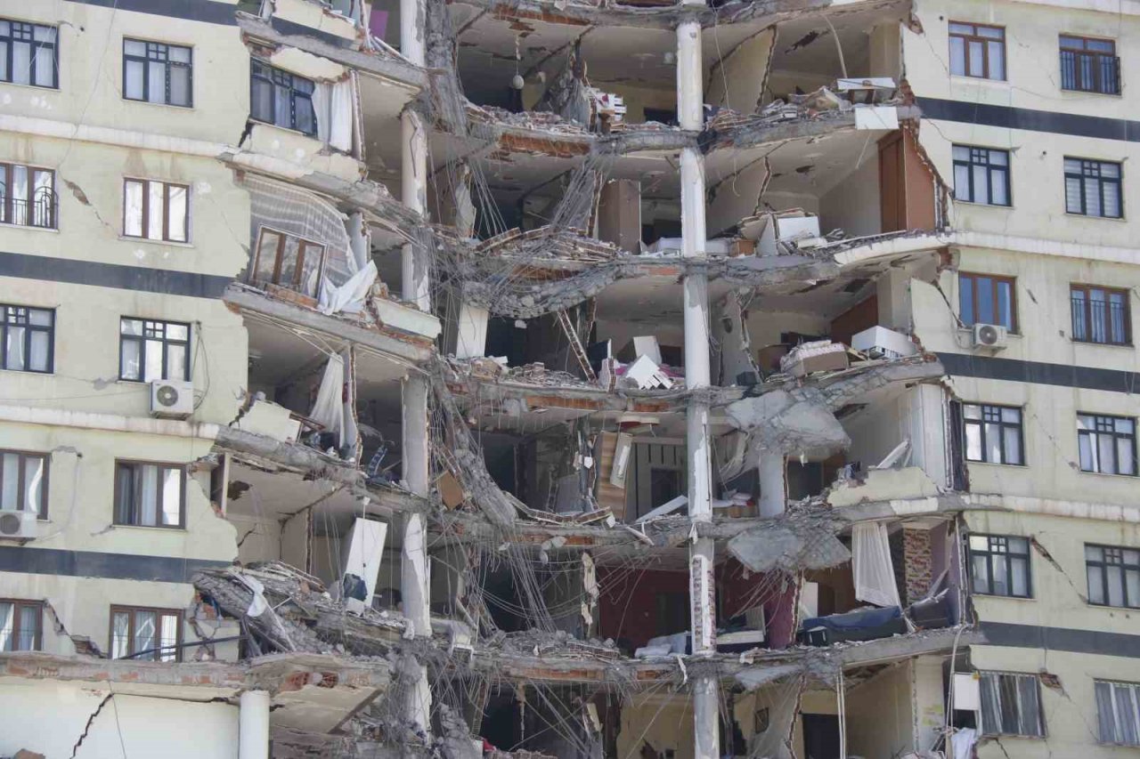 Galeria İş Merkezi enkazında 8 vatandaş için çalışmalar devam ediyor