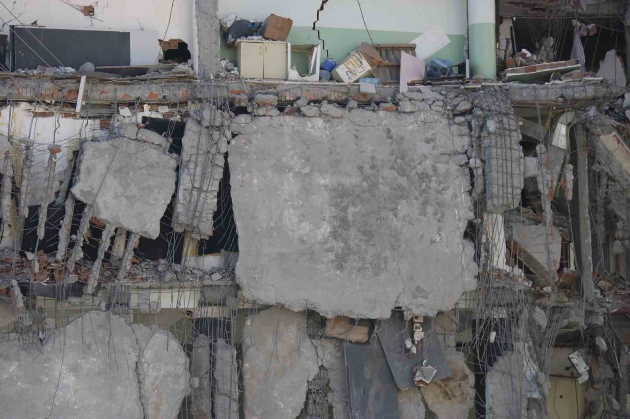 Galeria İş Merkezi enkazında 8 vatandaş için çalışmalar devam ediyor