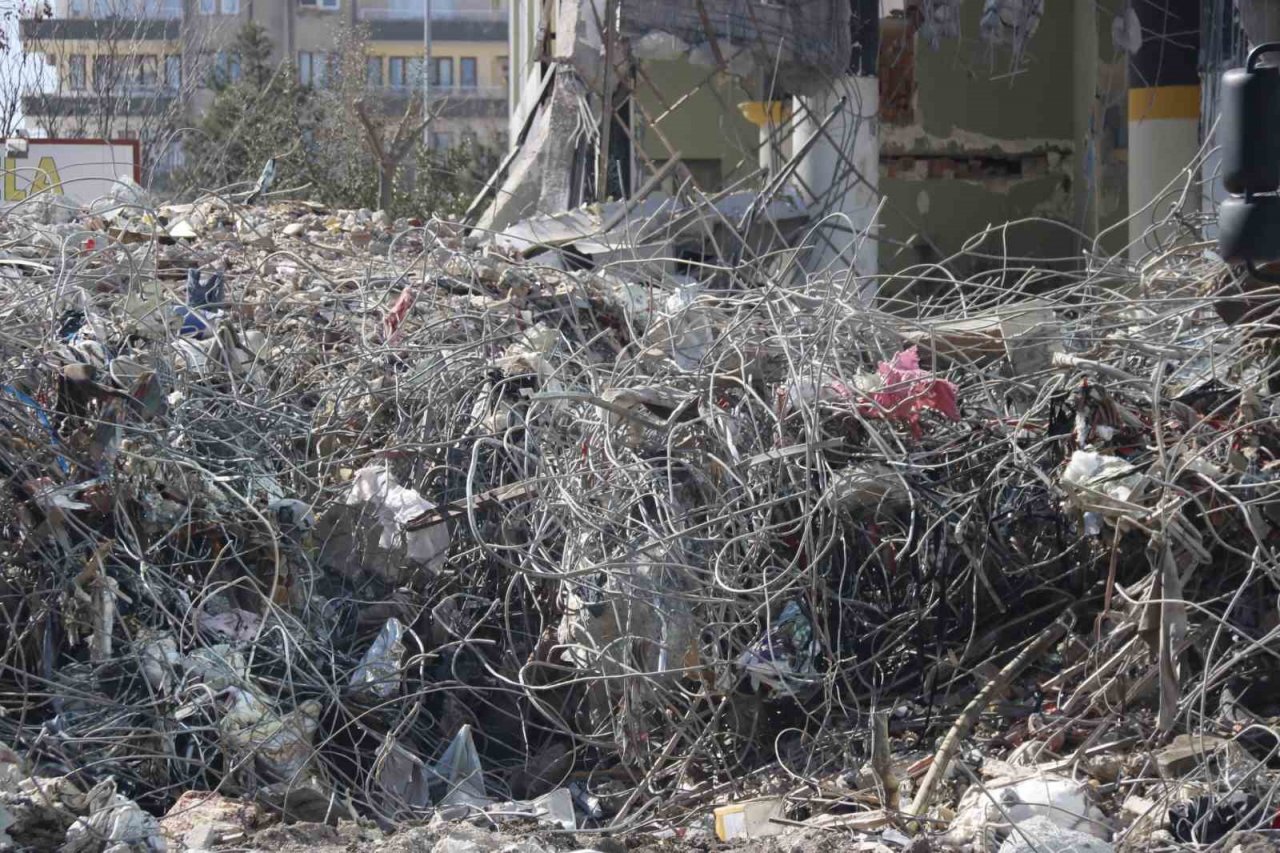 Galeria İş Merkezi enkazında 8 vatandaş için çalışmalar devam ediyor