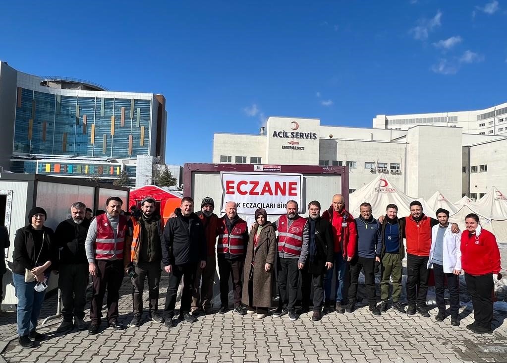 Aydınlı gönüllü eczacılardan, depremzedelere ilaç hizmeti