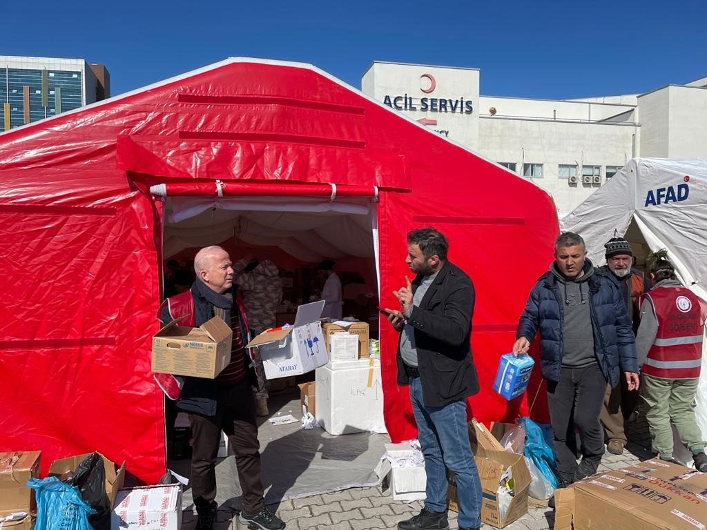 Aydınlı gönüllü eczacılardan, depremzedelere ilaç hizmeti