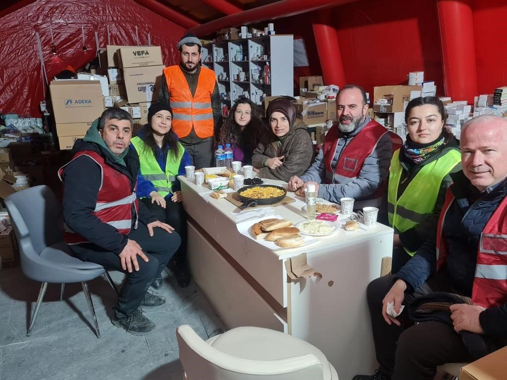 Aydınlı gönüllü eczacılardan, depremzedelere ilaç hizmeti