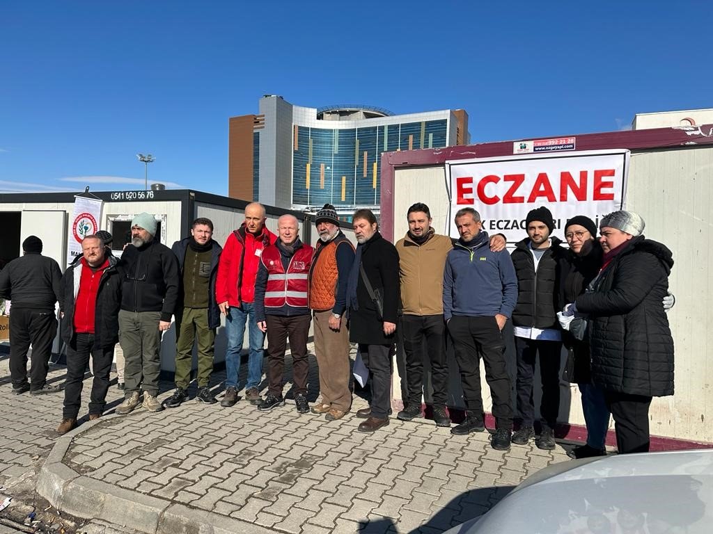 Aydınlı gönüllü eczacılardan, depremzedelere ilaç hizmeti