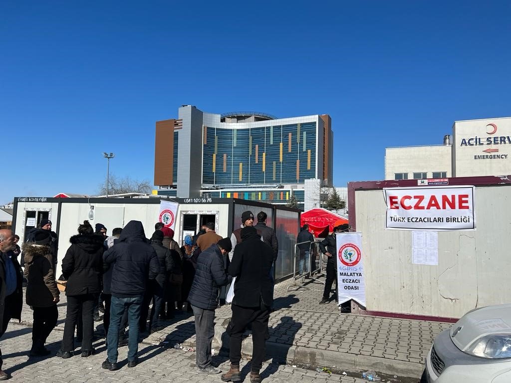 Aydınlı gönüllü eczacılardan, depremzedelere ilaç hizmeti