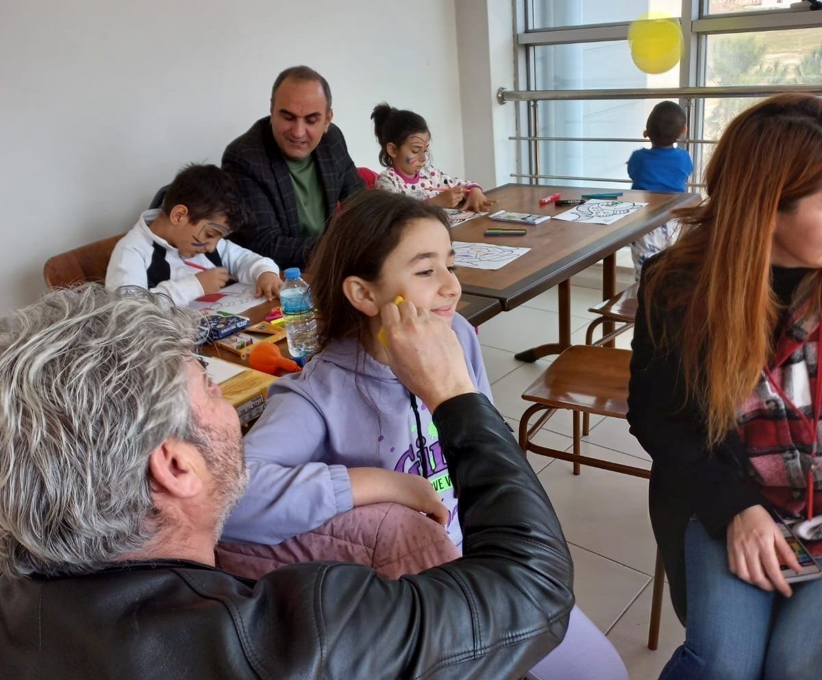 Kırmızı yelekliler, depremzede çocuklara moral oldu