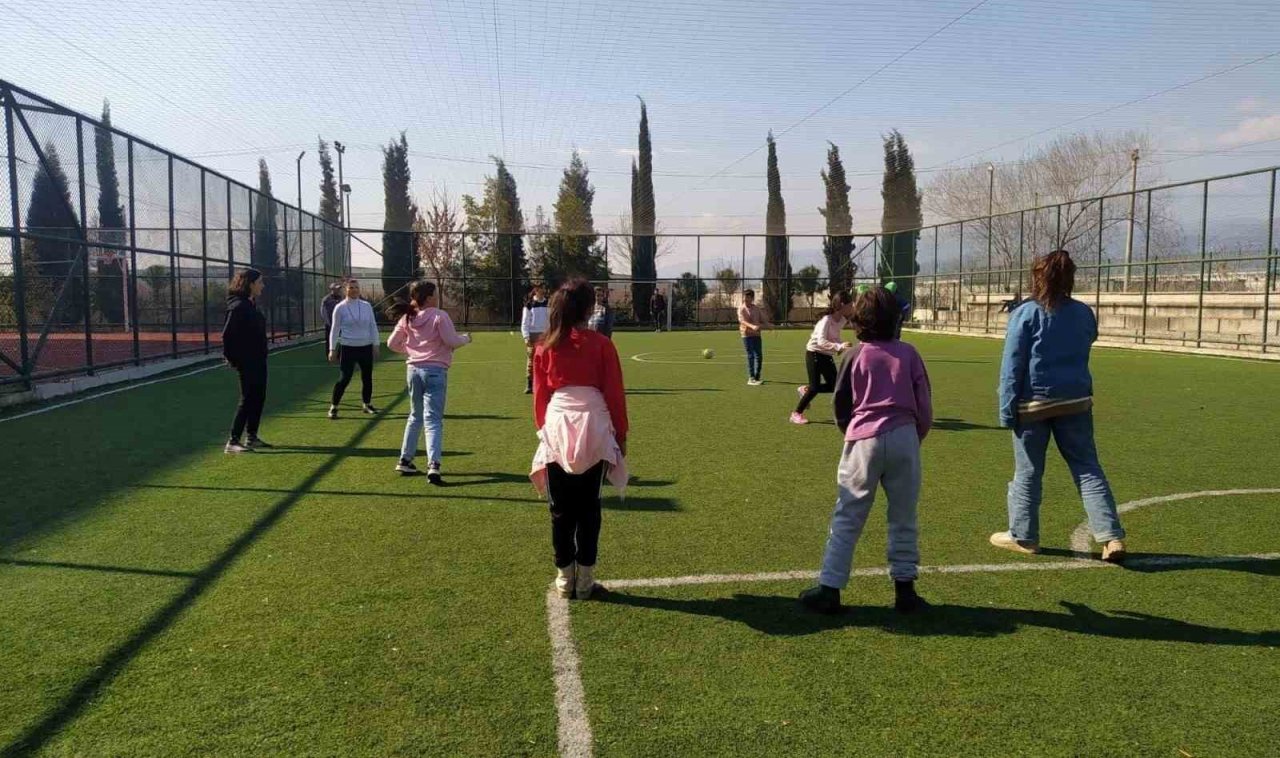 Kırmızı yelekliler, depremzede çocuklara moral oldu