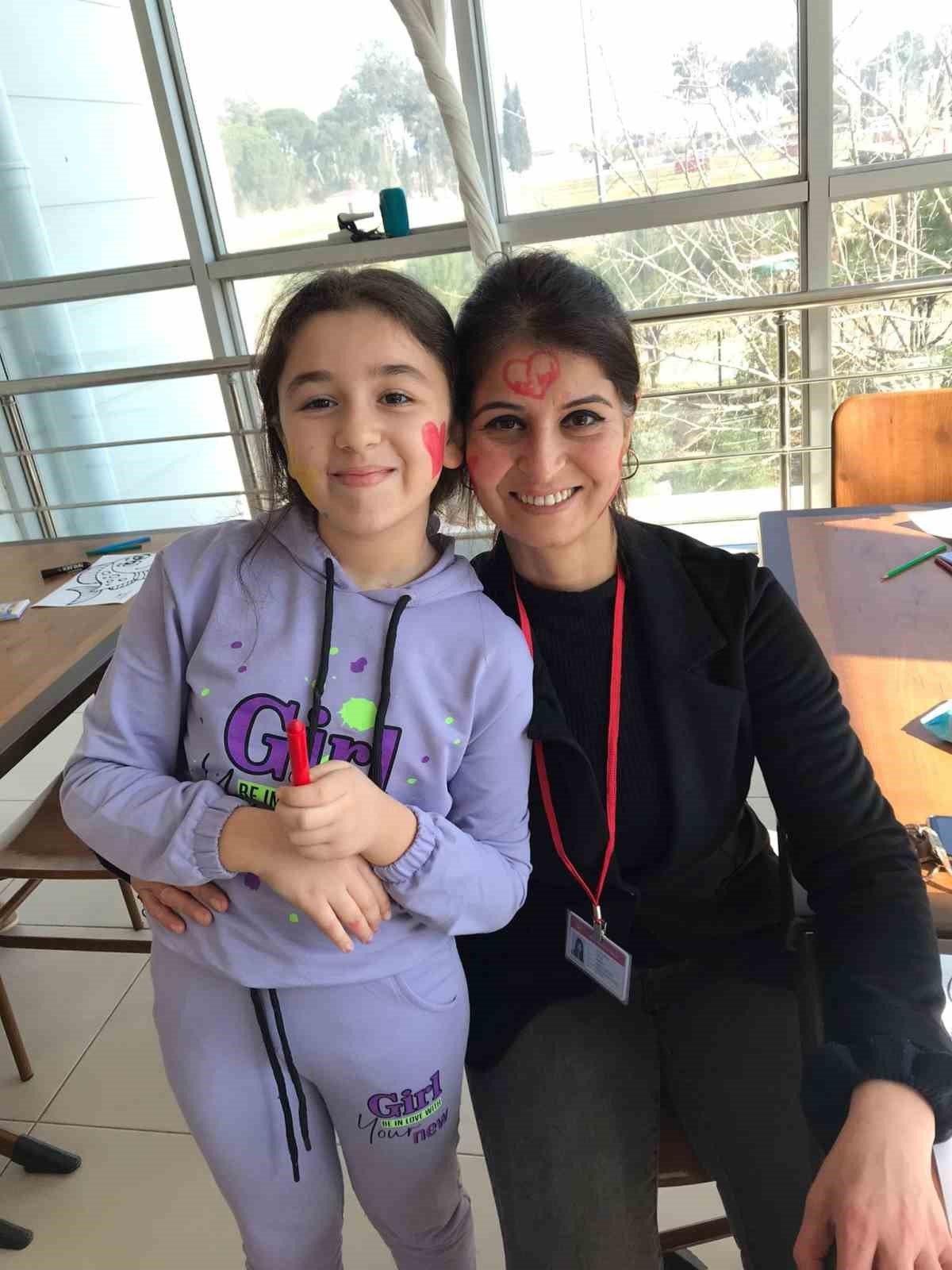 Kırmızı yelekliler, depremzede çocuklara moral oldu