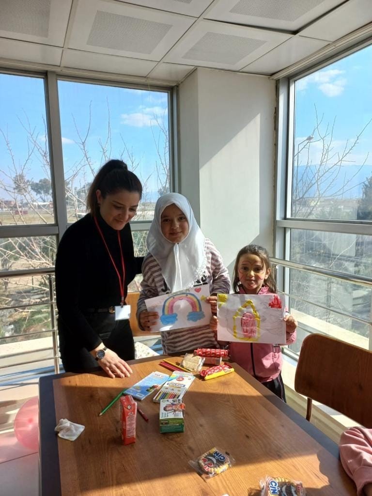 Kırmızı yelekliler, depremzede çocuklara moral oldu