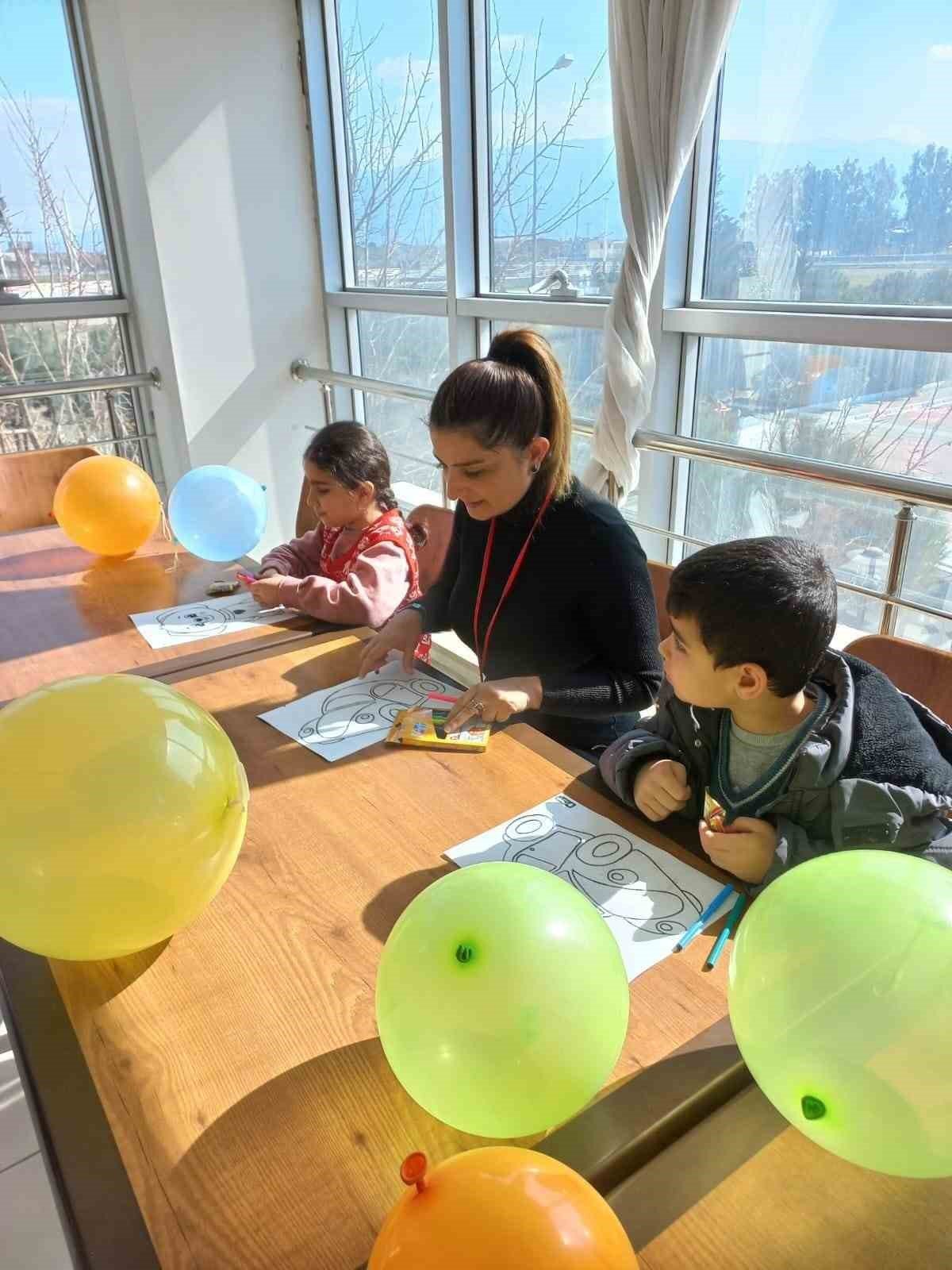 Kırmızı yelekliler, depremzede çocuklara moral oldu