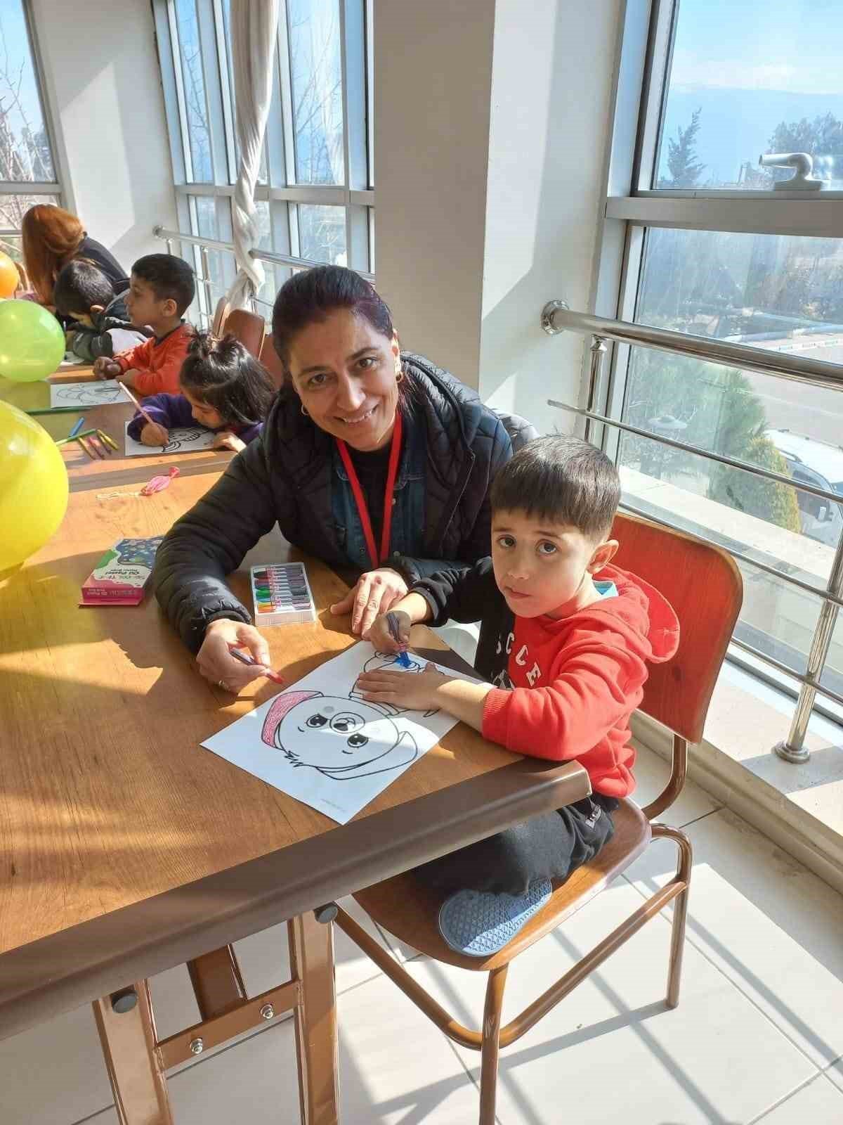 Kırmızı yelekliler, depremzede çocuklara moral oldu