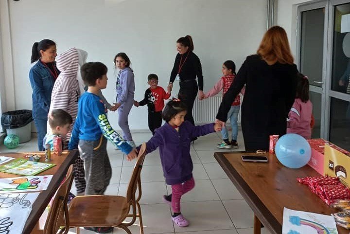 Kırmızı yelekliler, depremzede çocuklara moral oldu