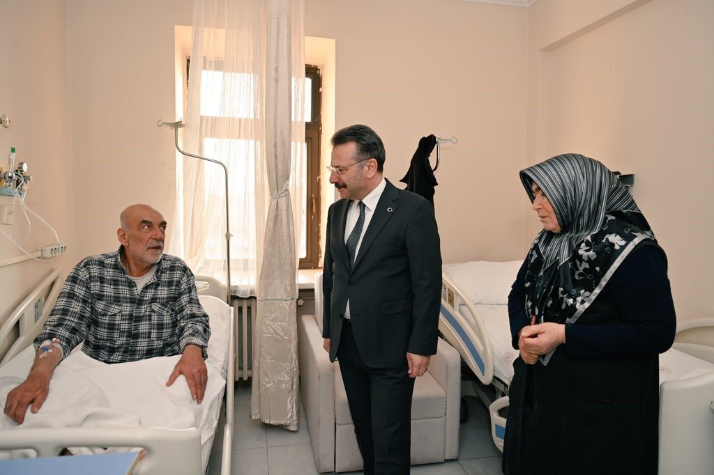 Vali Aksoy, Aydın’da tedavi gören depremzede vatandaşlarla görüştü