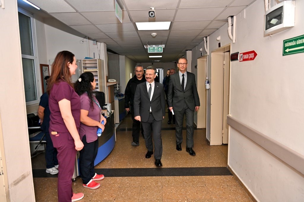 Vali Aksoy, Aydın’da tedavi gören depremzede vatandaşlarla görüştü