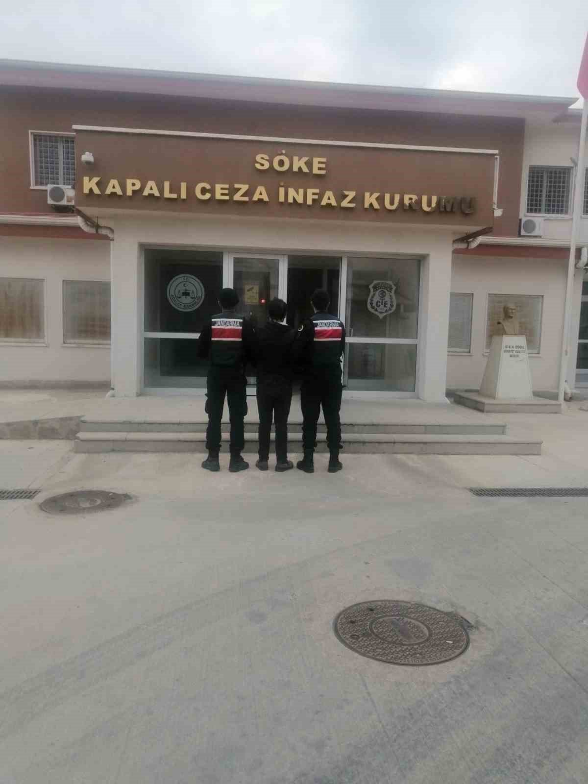 Hapiste olmaları gerekirken sokakta dolaşan 2 kişi jandarmaya yakalandı