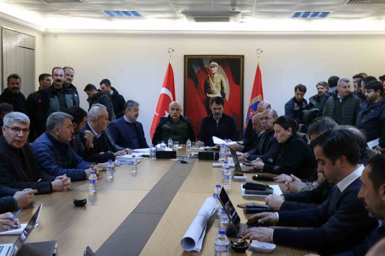 Bakan Kurum ve Kirişci, Osmaniye’de depreme ilişkin son durum bilgisi aldı