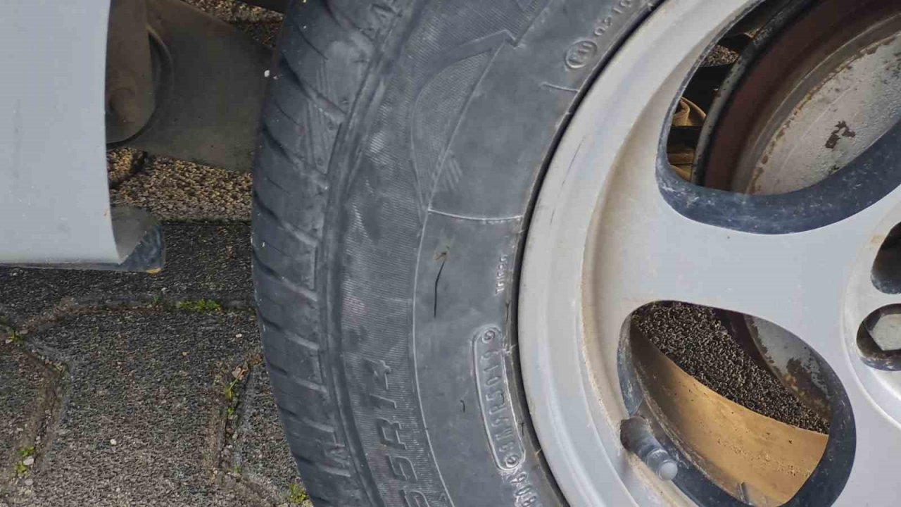 Araçların lastiklerini kesen şahıs, güvenlik kamerasına yakalandı