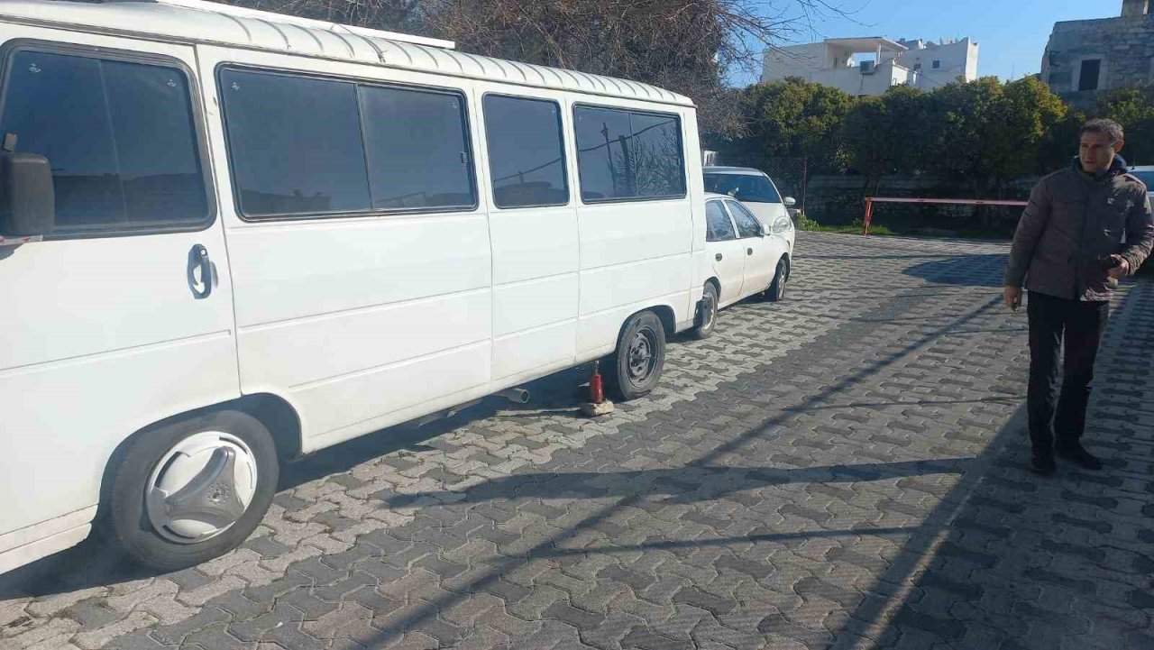 Araçların lastiklerini kesen şahıs, güvenlik kamerasına yakalandı