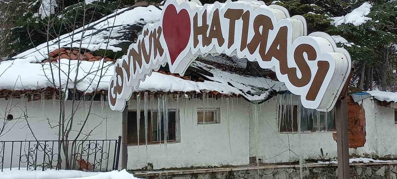 Göynük’te 1 metreye yakın buz sarkıtları oluştu