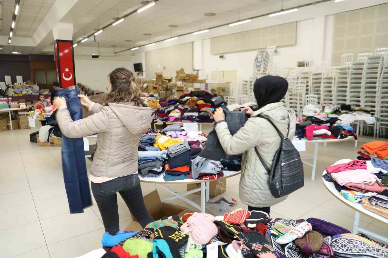 Depremzedelere özel sosyal market hizmet veriyor