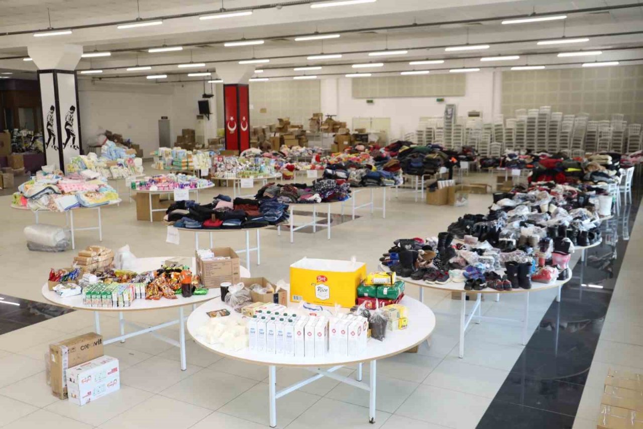 Depremzedelere özel sosyal market hizmet veriyor