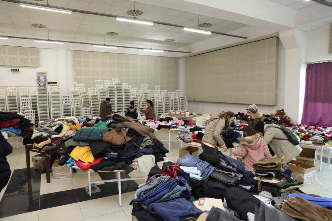 Depremzedelere özel sosyal market hizmet veriyor