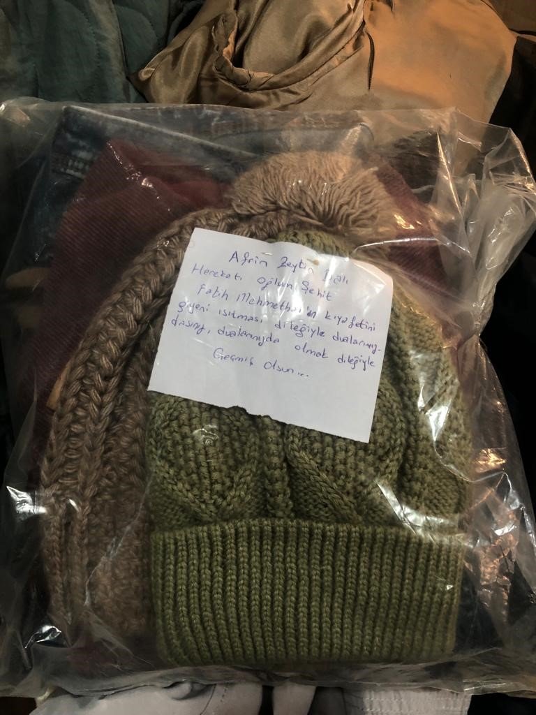 Şehit oğlunun gözü gibi sakladığı eşyalarını depremzedelere gönderdi