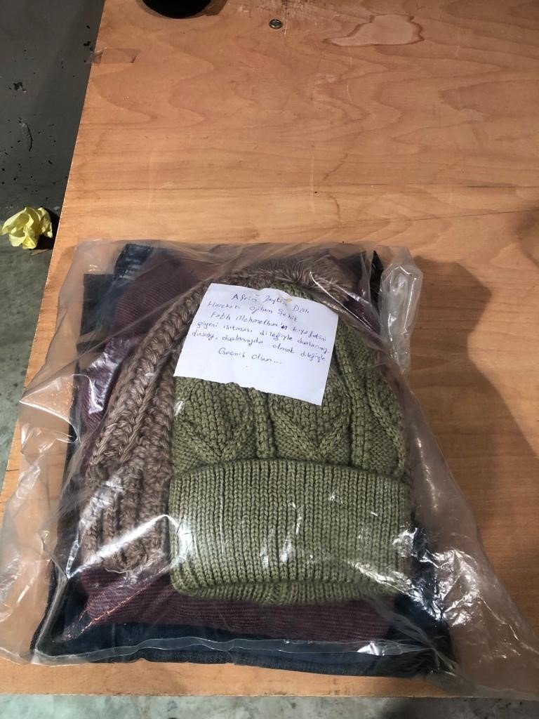 Şehit oğlunun gözü gibi sakladığı eşyalarını depremzedelere gönderdi