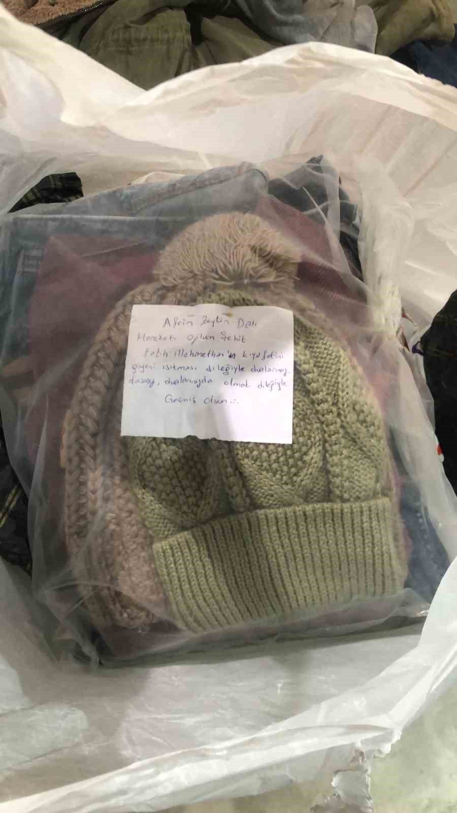 Şehit oğlunun gözü gibi sakladığı eşyalarını depremzedelere gönderdi