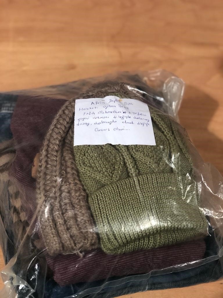 Şehit oğlunun gözü gibi sakladığı eşyalarını depremzedelere gönderdi