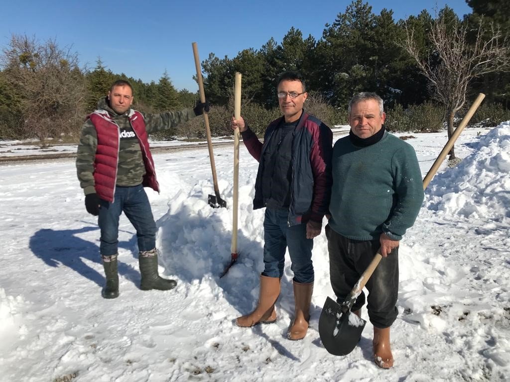 Yaylada kar gömme mesaisi