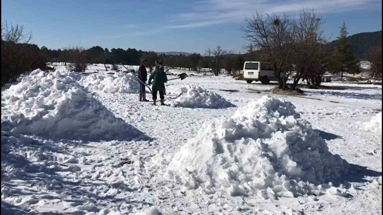 Yaylada kar gömme mesaisi