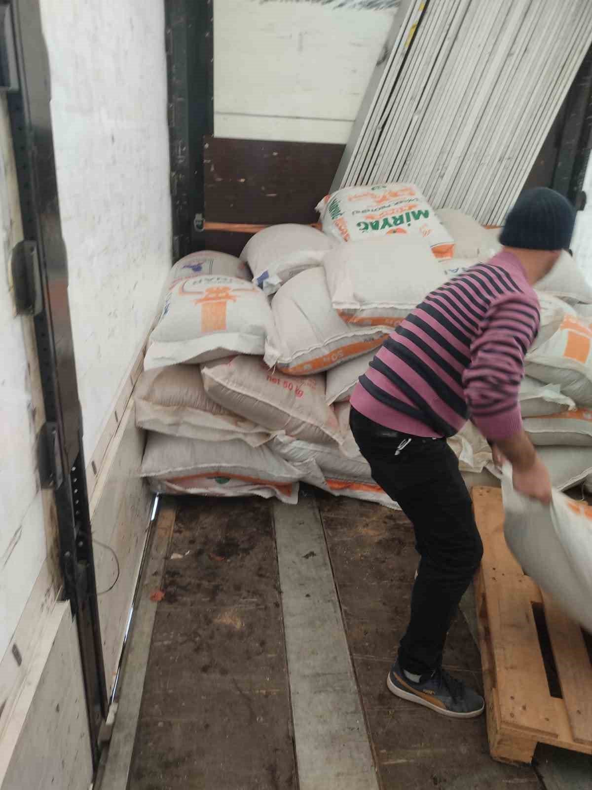 Depremzedelerin yakacak odun ihtiyacını karşılamak için hayırseverler seferber oldu