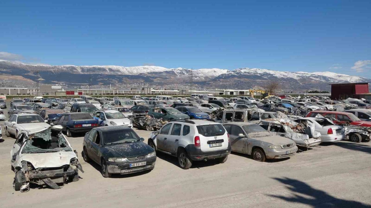 Depremde zarar gören binlerce araç otoparklarda