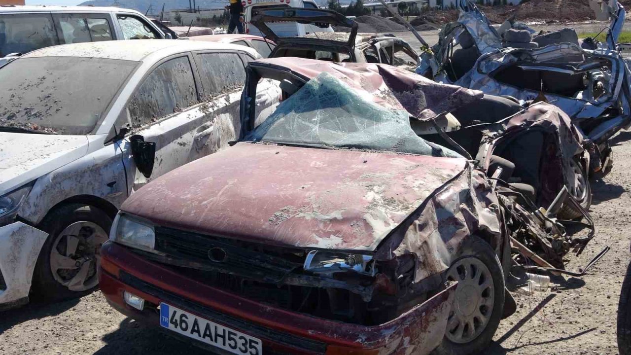 Depremde zarar gören binlerce araç otoparklarda