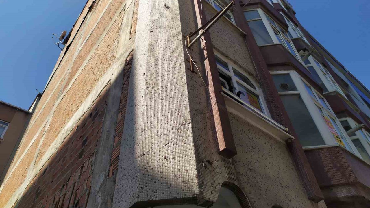 Esenler’de çatlak olan 2 bina boşaltıldı